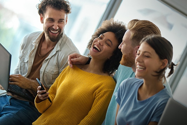 Menschen sitzen zusammen lachen